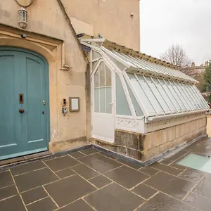 Pensión Number 17, Bath