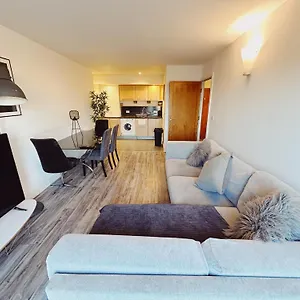  Apartment Centre - Sleeps 6 - Open Plan United Kingdom